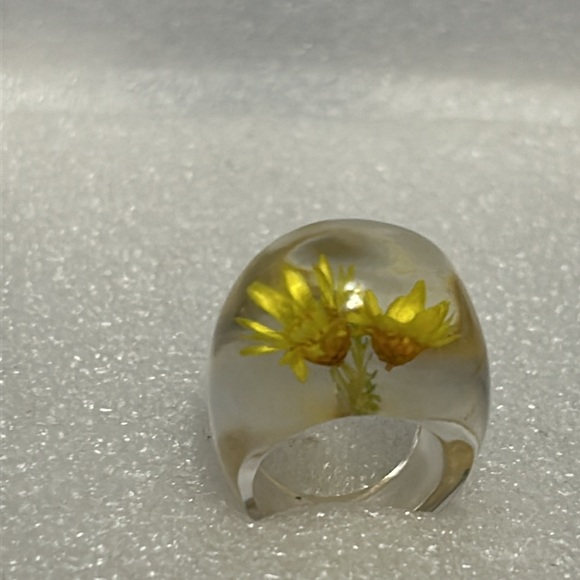 Vintage 70s LUCITE RING clear with Yellow Dried Daisy's Size 7 - Picture 15 of 16